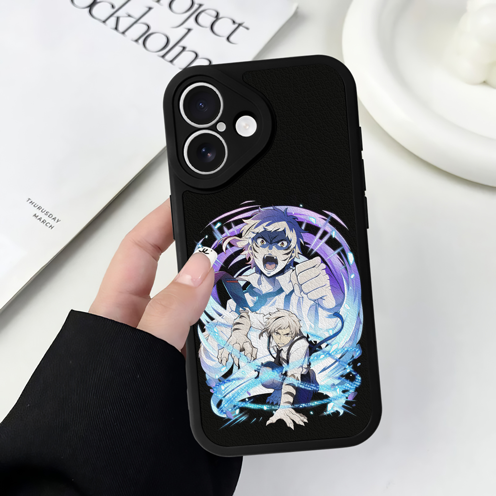 （画像用） 文豪ストレイドッグス Bungo Stray Dogs 【iPhone 16シリーズ対応】シリコンスマホケース（レザー調） 材質：シリコン